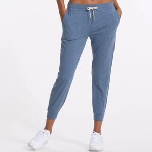 Vuori Women Performance Jogger in Heathered Blue
